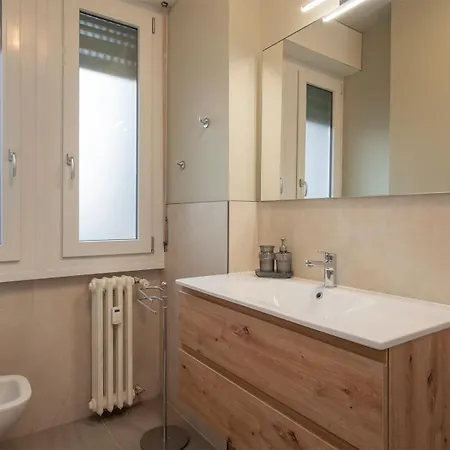 Spacious 2bdr With Balcony Arco-sempione Area, By Rentopolis Appartement *