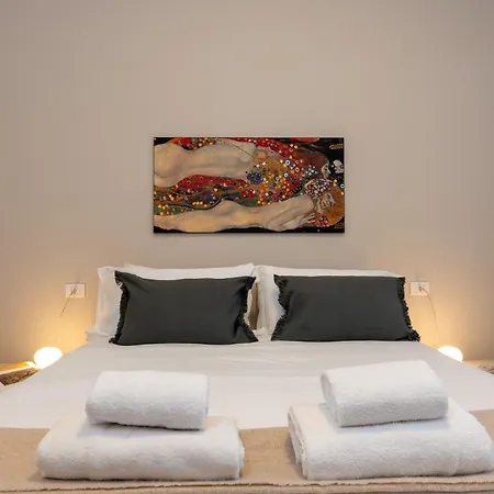 Modern For 4 In Historical Building - Duomo View Apartamento *