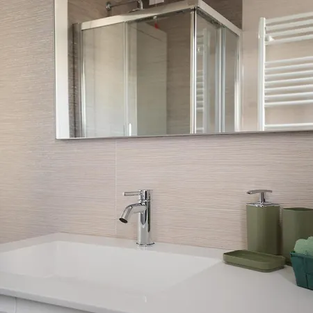 In Financial District 4 Pax Apartament Mediolan