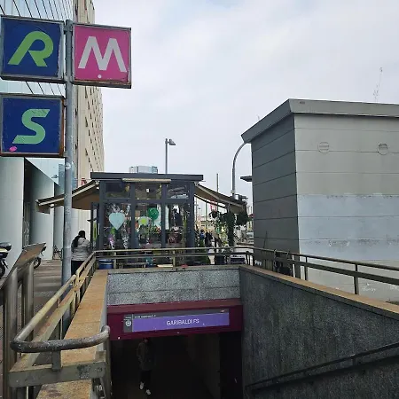 Bilocale Moderno Isola-garibaldi, 4 Posti, Wifi Veloce, Metro A 2 Minuti 아파트