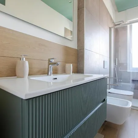 Elegante A 300 M Dalla Metro Zara * Μιλάνο