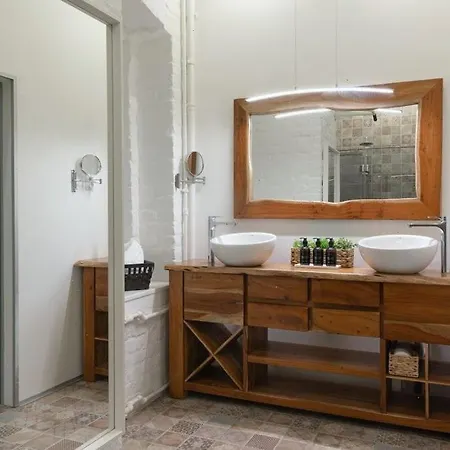 Modern Hugo Hotel *