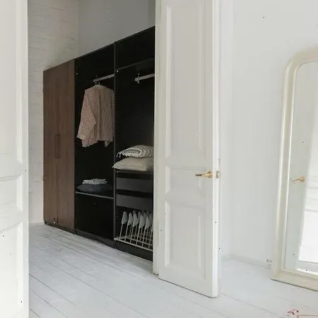 Modern Hugo Hotel *