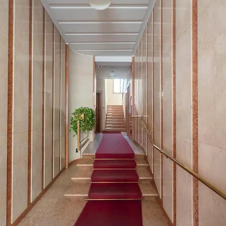 Xenia - Newly Renovated *