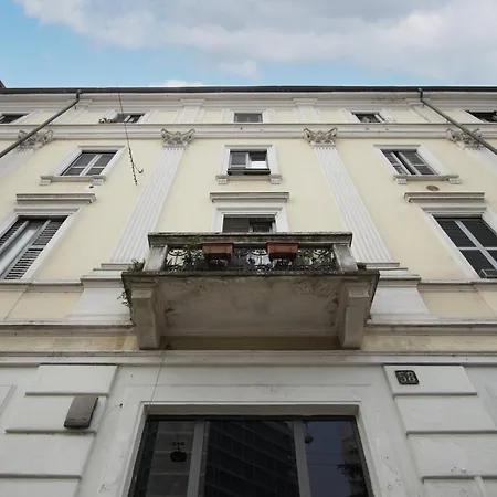 Penthouse With Patio & 2 Baths, 10 Min To Duomo Апартаменты Милан