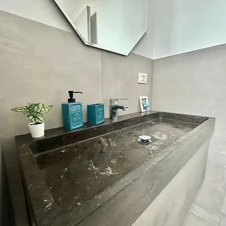 Penthouse With Patio & 2 Baths, 10 Min To Duomo