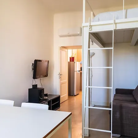 Youhosty - Navigli View Apartman