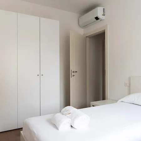 Youhosty - Gioia Tower View Apartment Milan