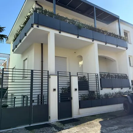 White House Con Posti Auto מילאנו