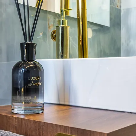 Station, Luxury & Modern With Comfort! アパート *