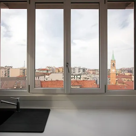 Luminoso Con Terrazzo ミラノ