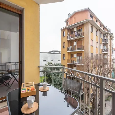 Modern And Comfortable In Cenisio Area * Милан
