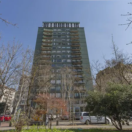 Skyline View Biancamano 1 Bdr With Balcony By Rentopolis Milaan