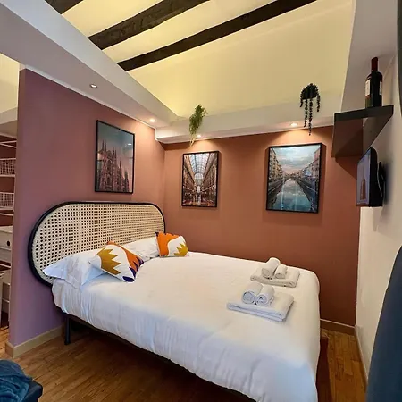 Historic Center Flat- Duomo 10m-m4 Vetra شقة