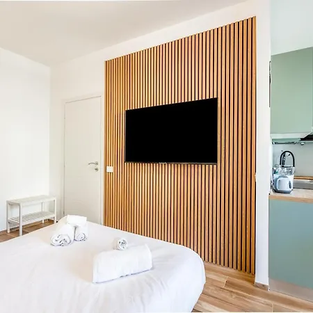 Bright Elegant Flat With Balcony, Portello شقة *