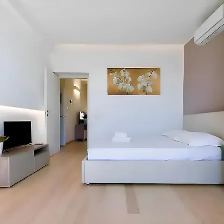 Sottocorno White, Historic Center, Apartment