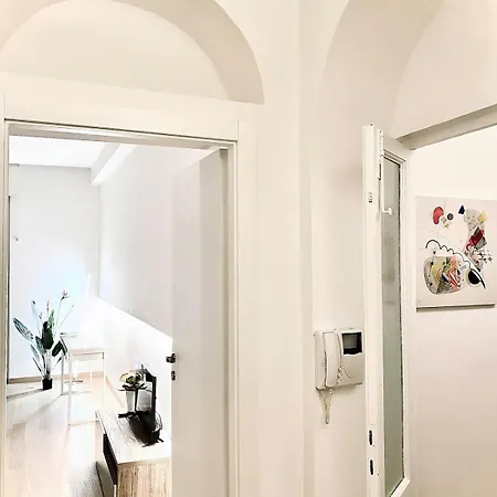 Apartment Sottocorno White, Historic Center, Milan