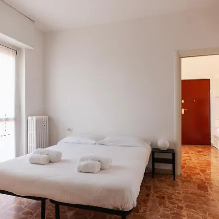 Youhosty - Da Cermenate 12 Lägenhet *