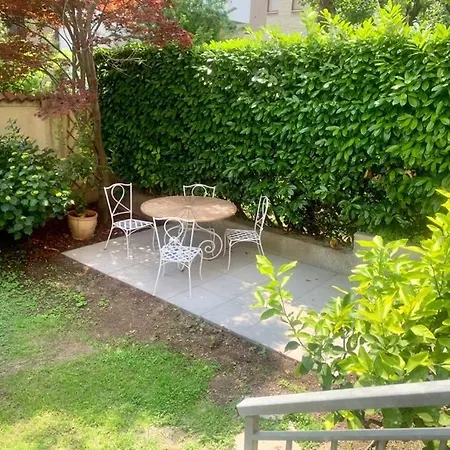 In Villa, Garden And Netflix * ميلان