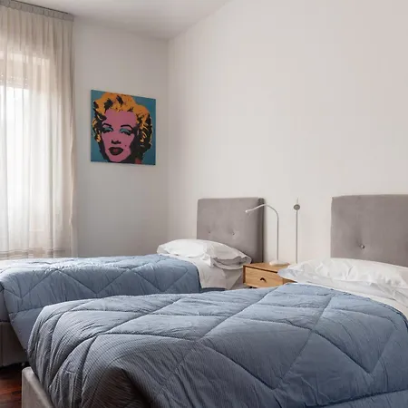 Wonderful Three-room Just Few Minutes Away From Mm Tricolore Διαμέρισμα *
