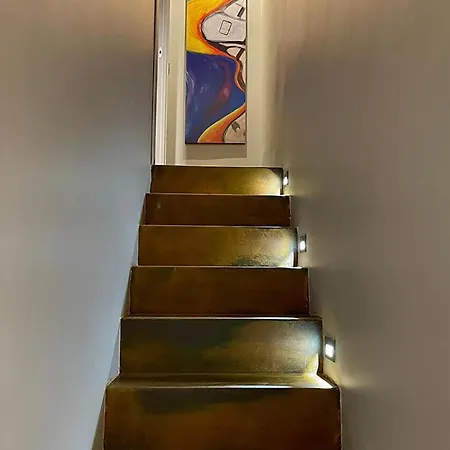 Апартаменты Luxury Art & Chromotherapy Downtown - Free Parking