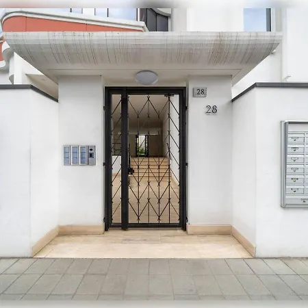 Apartman Moderno Bilocale Con Ampio Balcone *