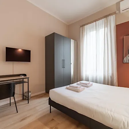 5' From Station, With 2 Bedrooms * Milán