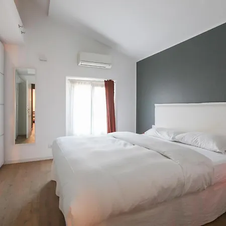 Modern And Cosy Arco Della Pace Apartment