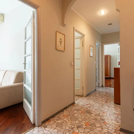 Youhosty - Juvara 11 * Milán