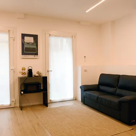 Enigmatic House With Private Garden Apartman