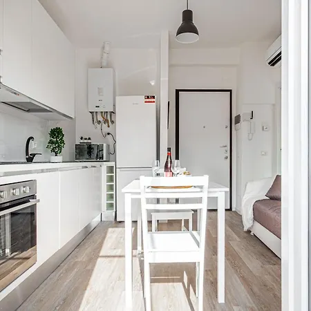 Апартаменты Joivy Sublime Flat With Balcony Милан