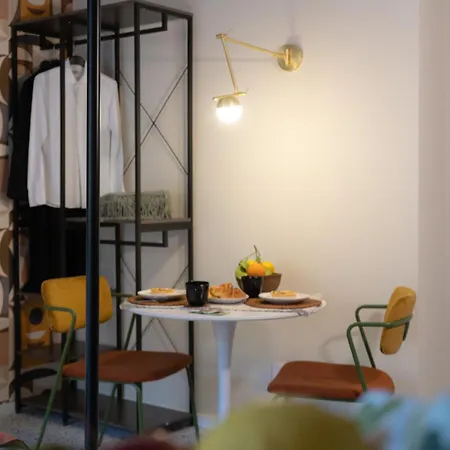 Auguste Metro M1 Rembrandt 45 Apartment