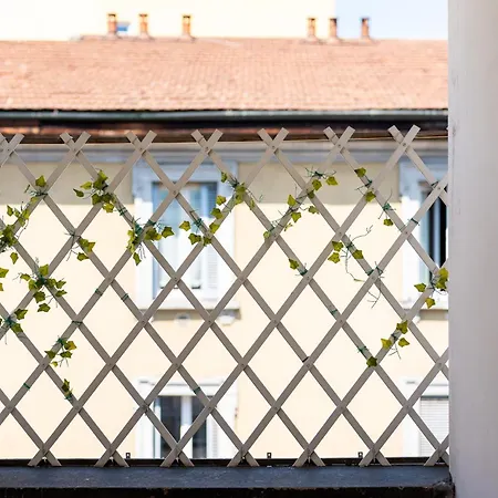 Flat In Center With Terrace, Near Garibaldi Fs