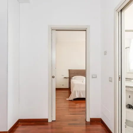 Flat In Center With Terrace, Near Garibaldi Fs Appartamento
