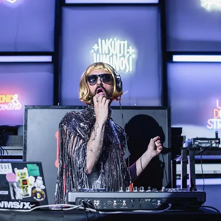 Yellowsquare Albergue *