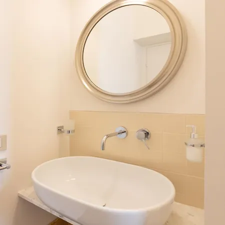 Newly Renovated Two-room Apartman Milánó