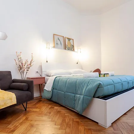 Apartament 6 Min From Duomo Design In Mediolan