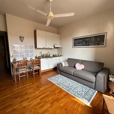 Sunday's Flat/monolocale Zona Bocconi Daire