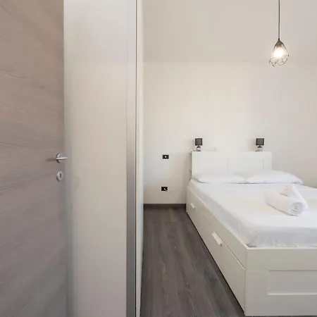 I-host - Omero 17 * Milano