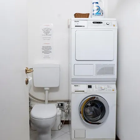 Sunshine-filled On Subway Апартаменты Милан