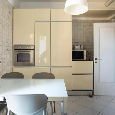 Sunshine-filled On Subway Милан