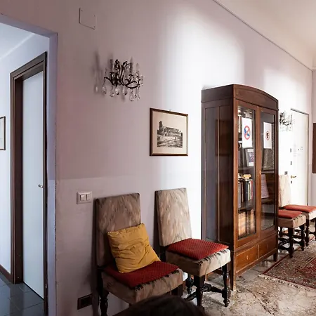 Sunshine-filled On Subway Апартаменты