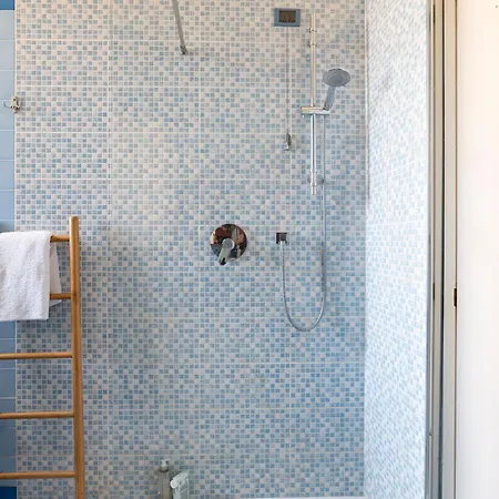 Sunshine-filled On Subway Апартаменты