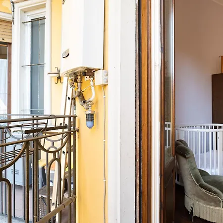 Sunshine-filled On Subway Апартаменты *