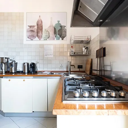 Апартаменты Sunshine-filled On Subway Милан