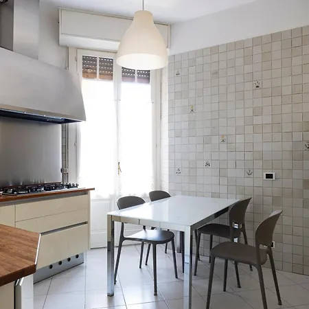 Апартаменты Sunshine-filled On Subway Милан