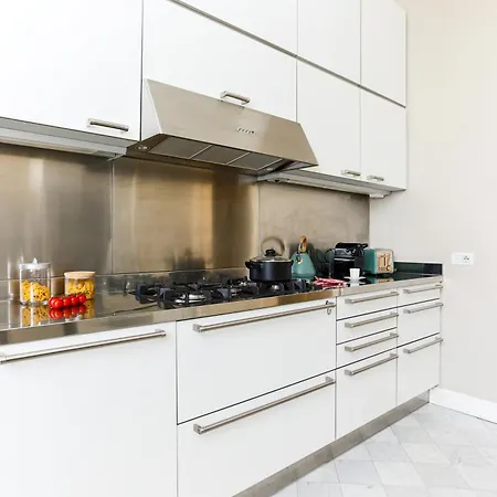 The Rent - Stylish Three-bedroom In The Heart Of No Ac