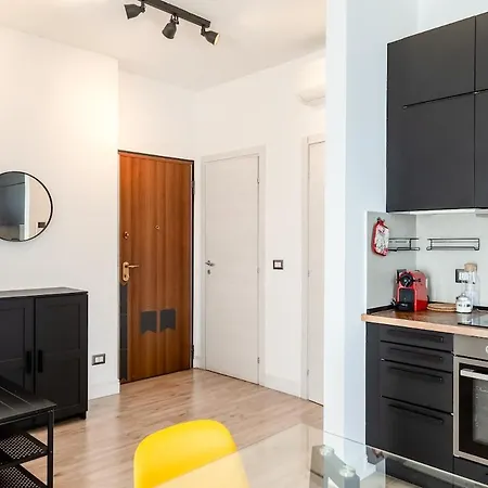 Large With Private Balcony And Workspace Milaan