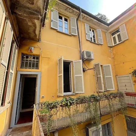 Charming At The Columns Of San Lorenzo * Mediolan