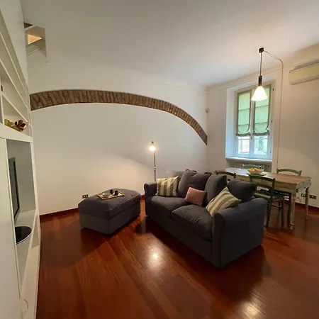 Charming At The Columns Of San Lorenzo Mediolan